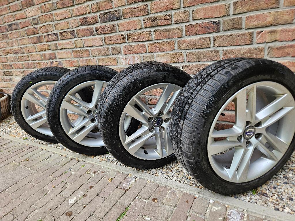 Winterbanden met Volvo alu-velgen, Auto-onderdelen, Banden en Velgen, Gebruikt, Banden en Velgen, 17 inch, 235 mm