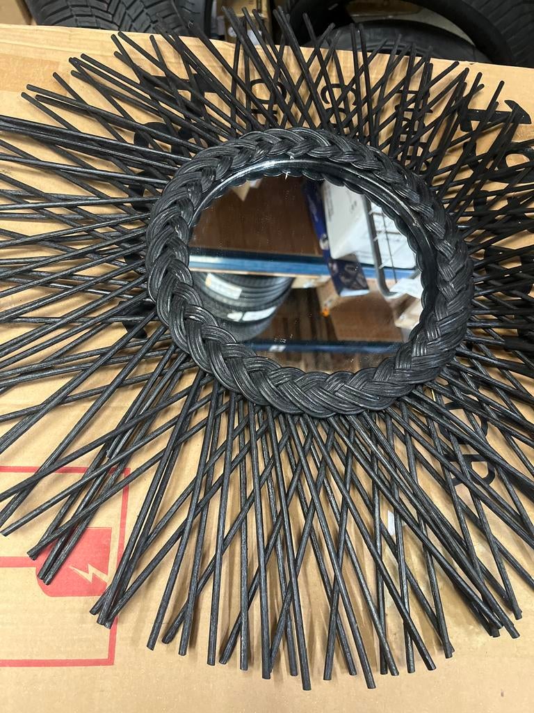 Zwarte rotan spiegel zon design, Huis en Inrichting, Woonaccessoires | Spiegels, Rond, Ophalen of Verzenden, Zo goed als nieuw