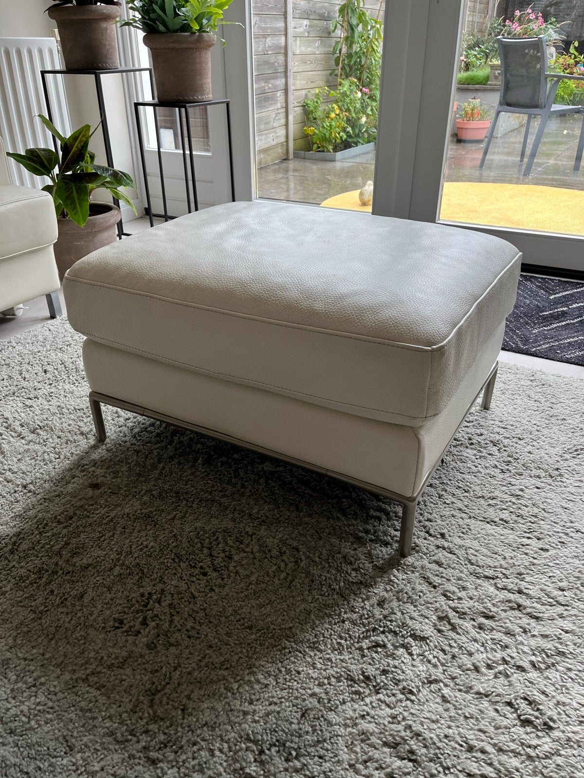 Witte leren poef / voetenbank met metalen poten, Ophalen, Gebruikt, Leer, 75 tot 100 cm