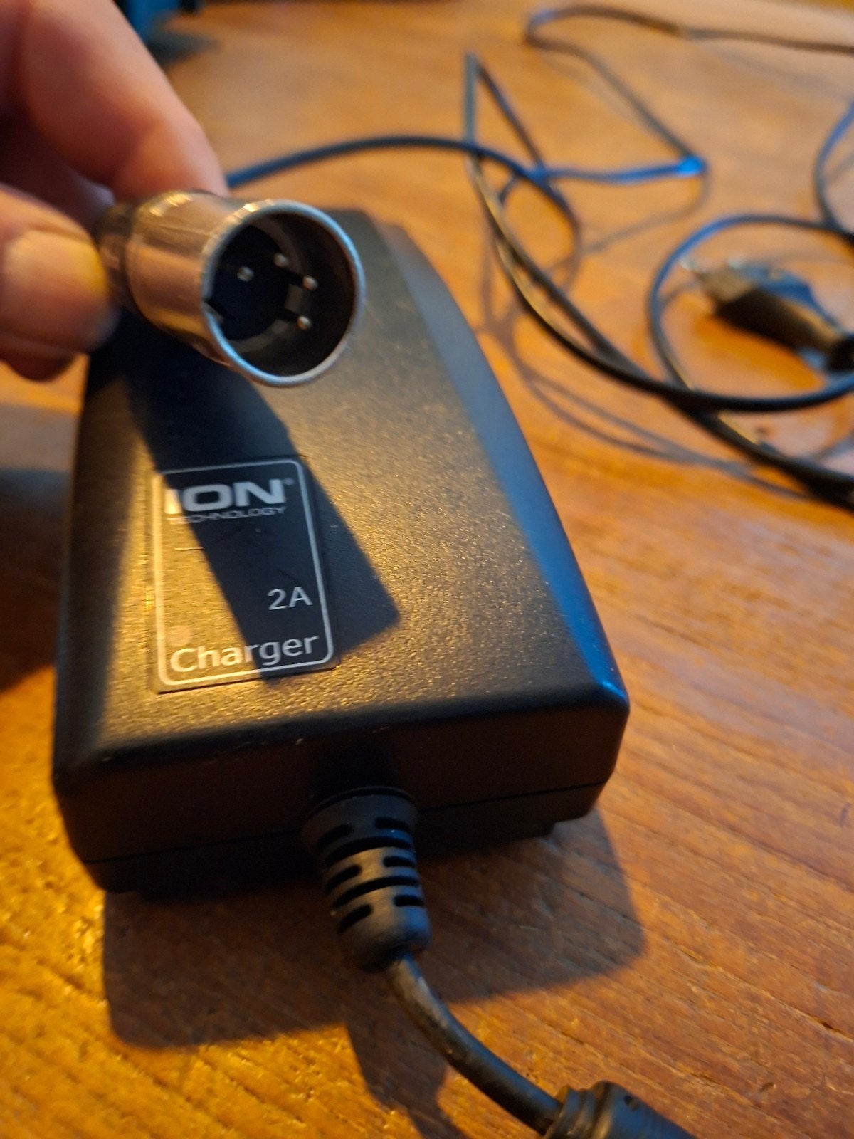 ION Accu Lader 42.0V 2.0A (defect, repareerbaar), Ophalen of Verzenden, Gebruikt