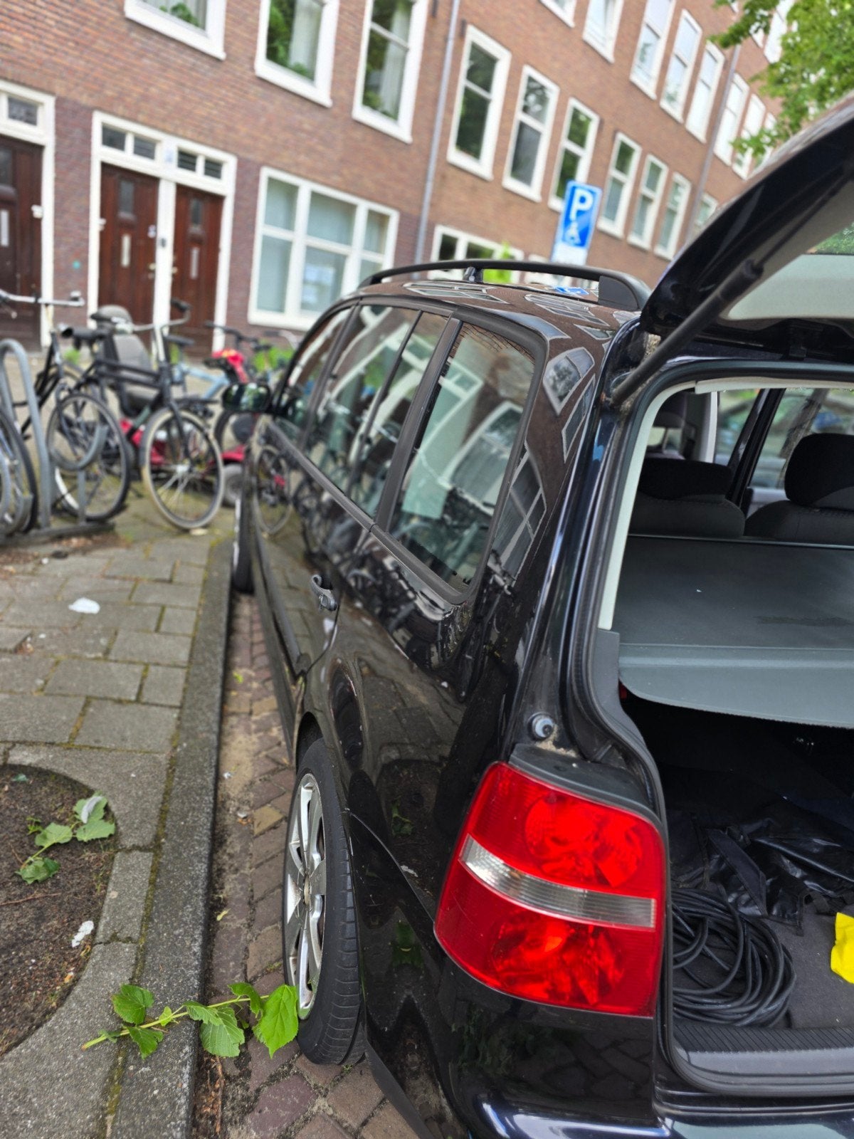 Volkswagen 2005 Zwart, Auto's, Volkswagen, Particulier, Touran, Benzine, MPV, Handgeschakeld, Geïmporteerd, Zwart, Grijs, Stof
