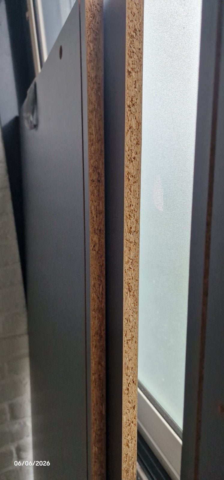 Gratis af te halen: 3 houten panelen / planken (donkergrijs), Huis en Inrichting, Ophalen, Gebruikt, 25 tot 50 cm, 50 tot 100 cm