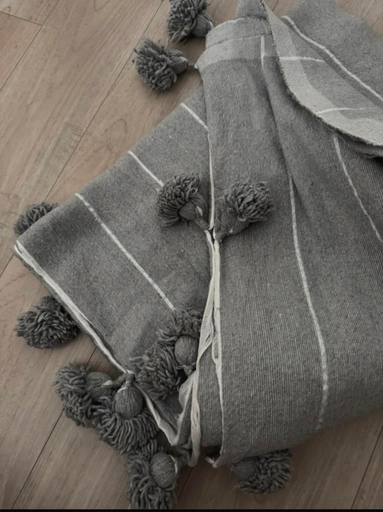 Nieuw Grijs pompom marokkaanse sprei 220x160 cm, Huis en Inrichting, Ophalen of Verzenden, Nieuw, Tweepersoons, Grijs