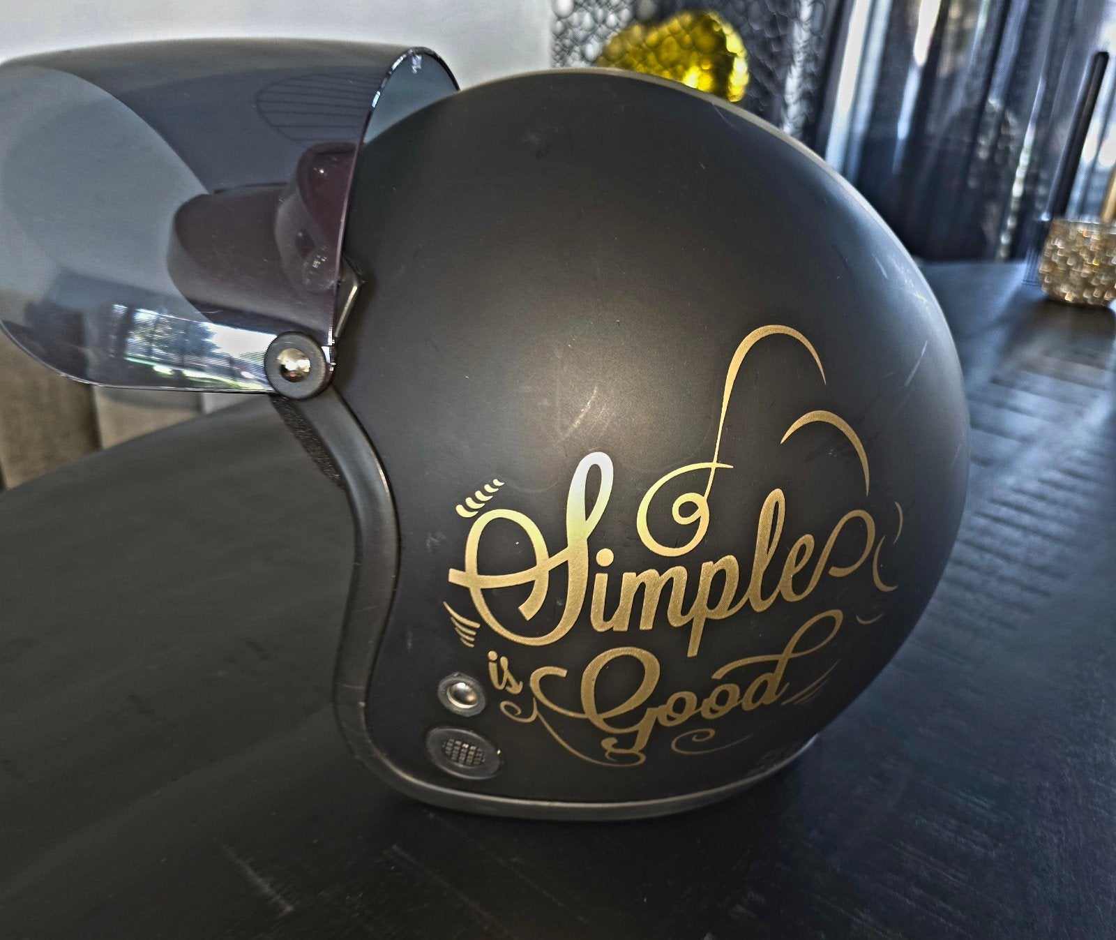 Zwarte  scooter motorhelm met vizier en gouden details, Ophalen, Nieuw, Medium, Onbekend