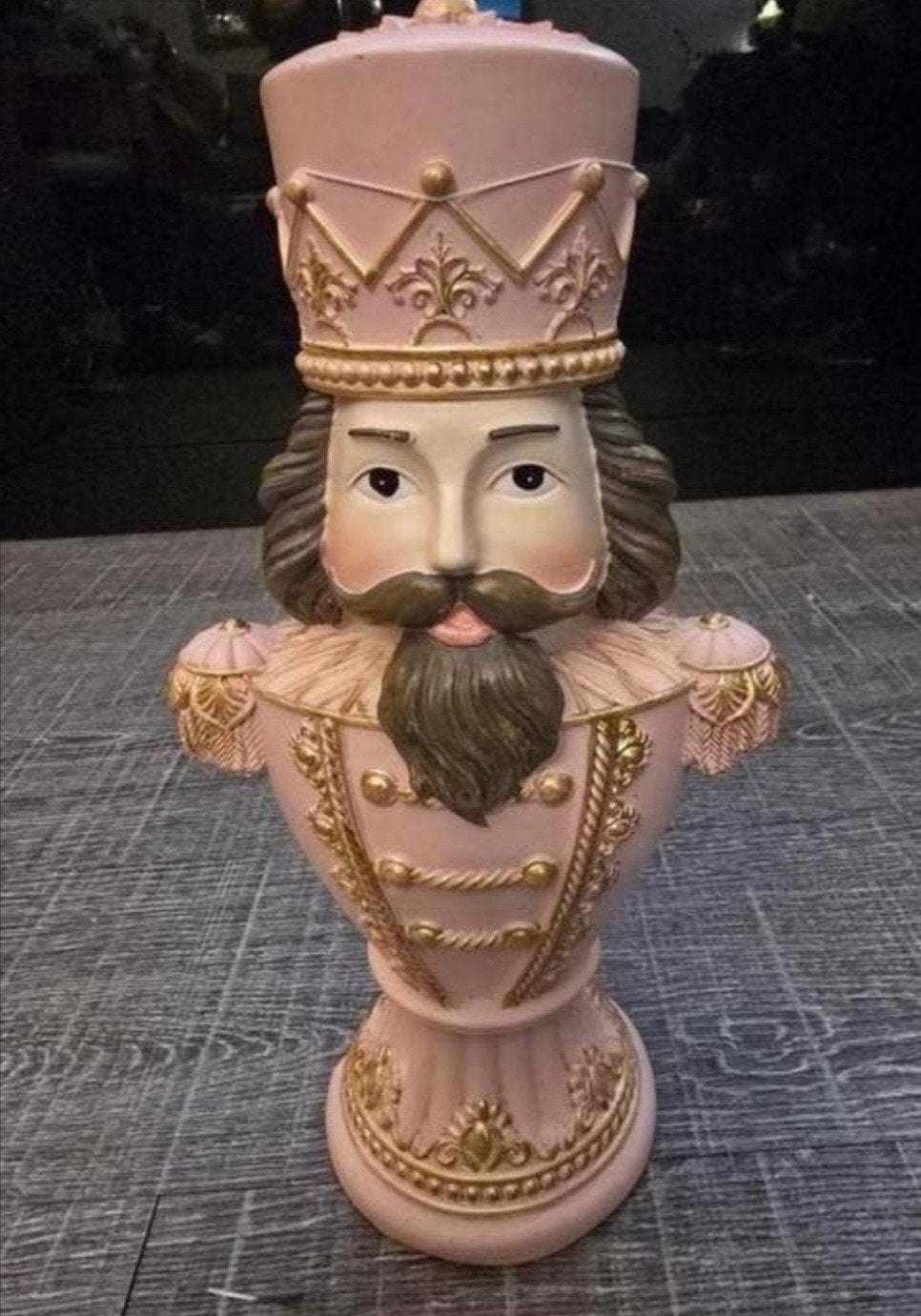 Decoratief tuinbeeld van een notenkraker in roze en goud., Ophalen of Verzenden, Nieuw, Dier