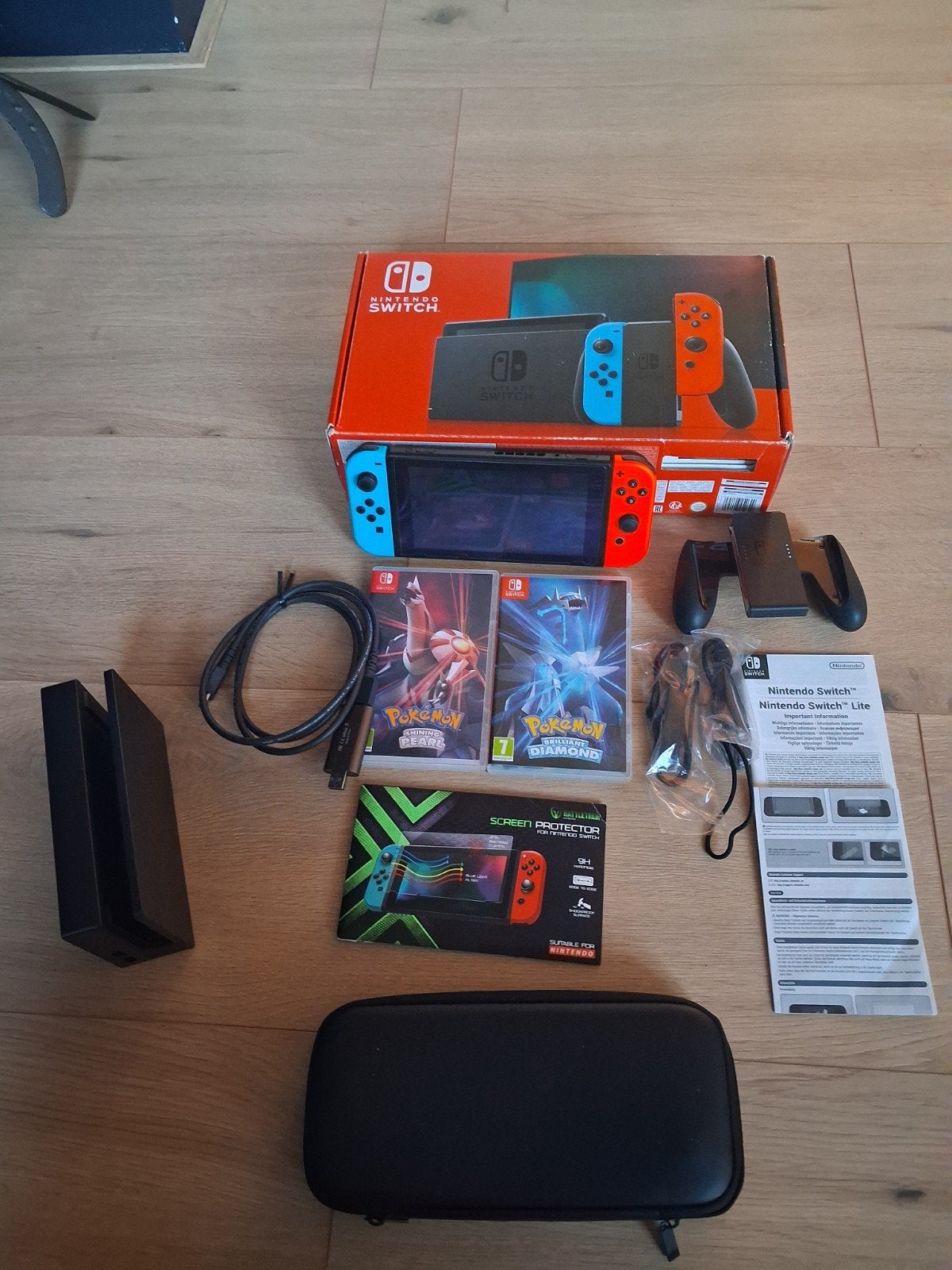 complete set Nintendo Switch met 2 pokemon spellen, Ophalen of Verzenden, Zo goed als nieuw, Switch Original