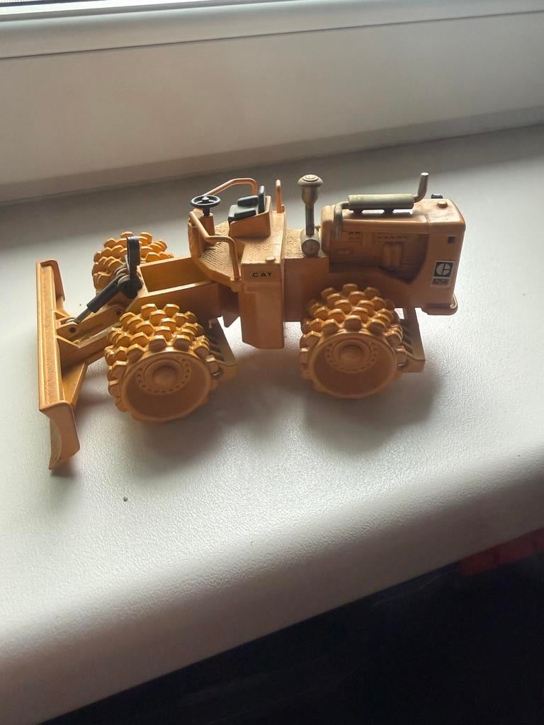 Caterpillar CAT 825B Compactor Model, Hobby en Vrije tijd, Modelbouw | Auto's en Voertuigen, Zo goed als nieuw, Overige typen