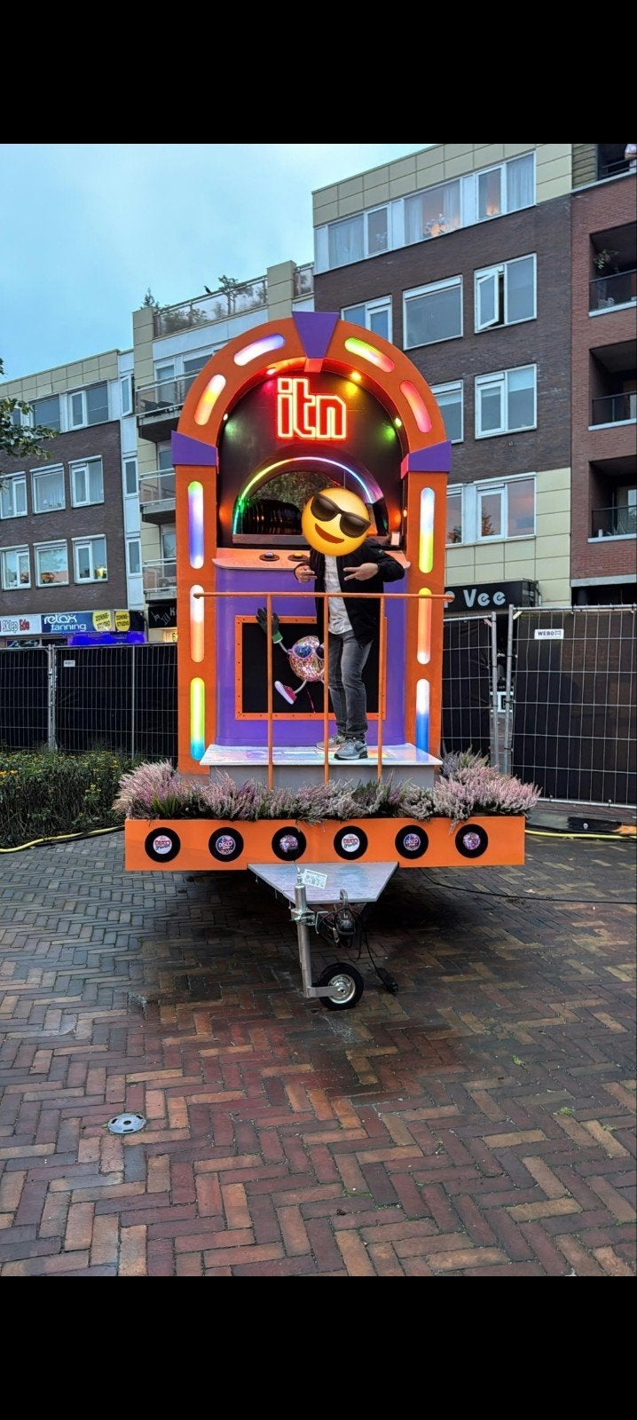Unieke Jukebox Decoratie op Aanhanger,   praalwagen carnaval, Ophalen