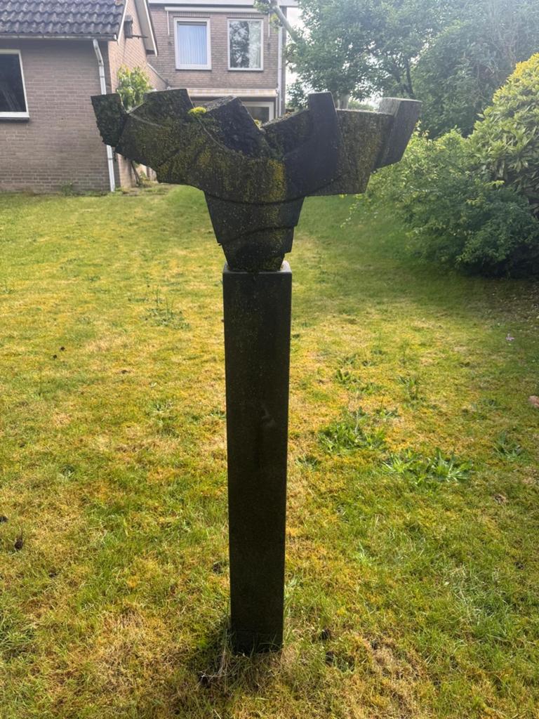 Abstracte tuinsculptuur van steen op sokkel, Tuin en Terras, Ophalen, Zo goed als nieuw
