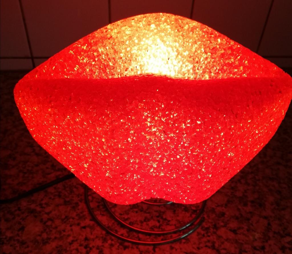 Kissing lips. POP-ART. Tafellamp. 21/23 cm., Ophalen, Zo goed als nieuw, Kunststof