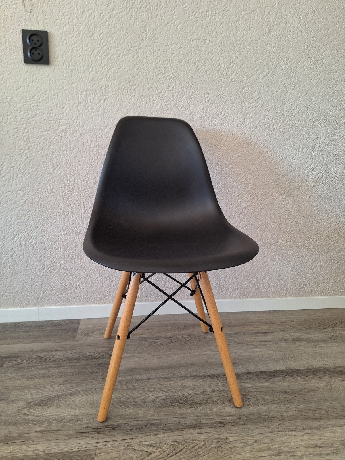 Twee zwarte Eames-stijl stoel met houten poten, Ophalen, Modern, Scandinavisch, Eames-stijl, Gebruikt, Hout