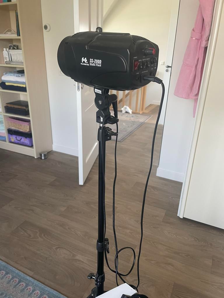 Falcon Eyes SS-200D Studioflitser met Statief, Ophalen of Verzenden, Zo goed als nieuw, Lamp of Flitsset
