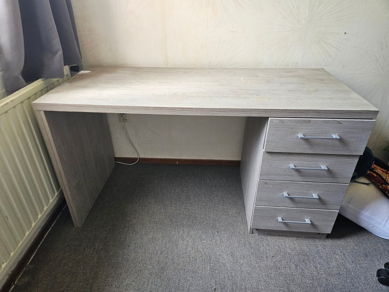 Bureau met lades, Ophalen, Met lades, Gebruikt, Spaanplaat of MDF