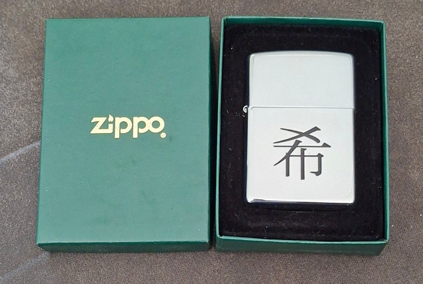 Zippo Aansteker met Japanse Tekens hoop. - Nieuw in Doos, Ophalen of Verzenden, Nieuw, Aansteker