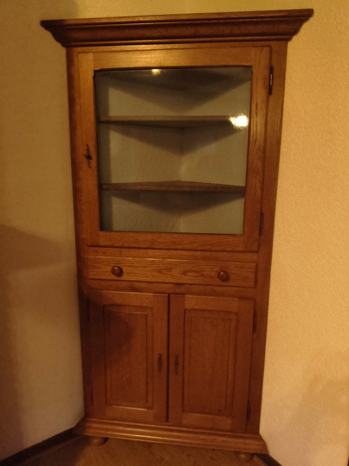 hoekkast met vitrine en opbergruimte - 71x71x193 cm, Ophalen