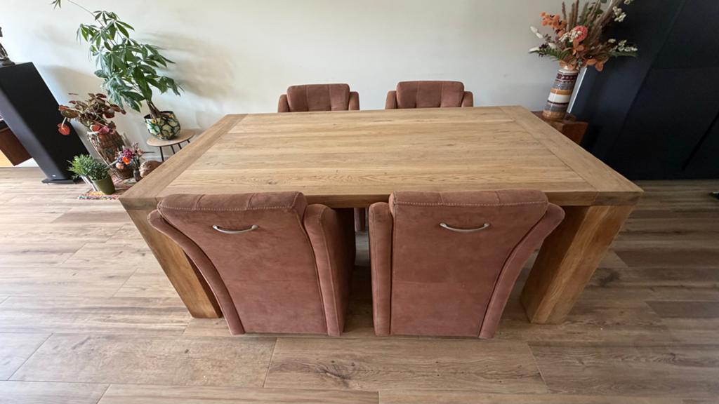 Massief Eikenhouten Tafel met 4 Bruin Suède Stoelen, Huis en Inrichting, Tafels | Eettafels, Ophalen, Gebruikt, 100 tot 150 cm