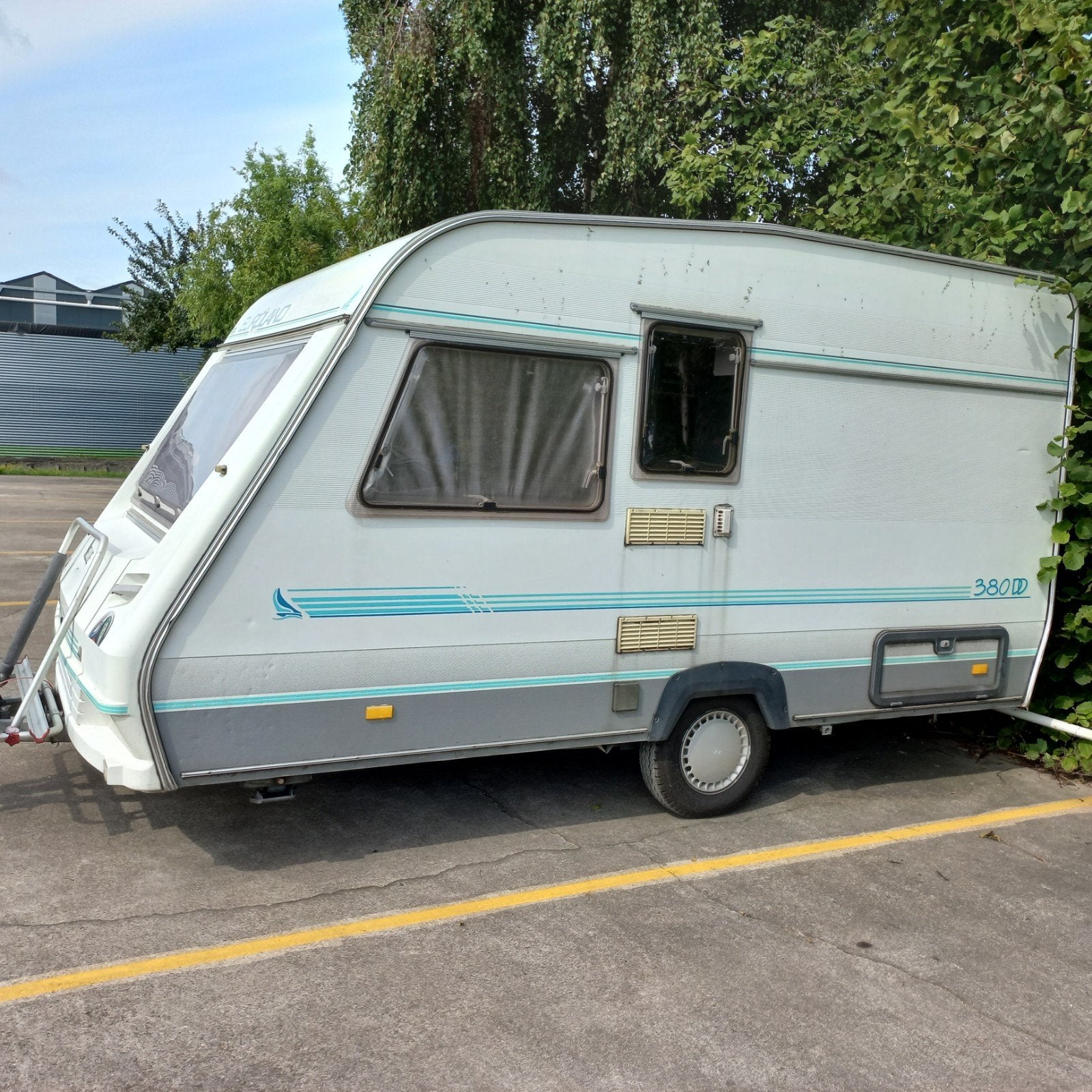 Euroland 380 DD Caravan - Compact en Compleet, Caravans en Kamperen, Caravans, Particulier, 500 - 750 kg, Standaardzit