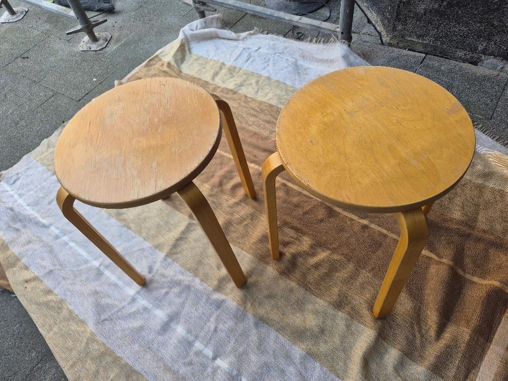 klassieke Ikea Frosta kruk/bijzettafel, 2 stuks, identiek, Huis en Inrichting, Krukjes, Ophalen, Gebruikt, Hout