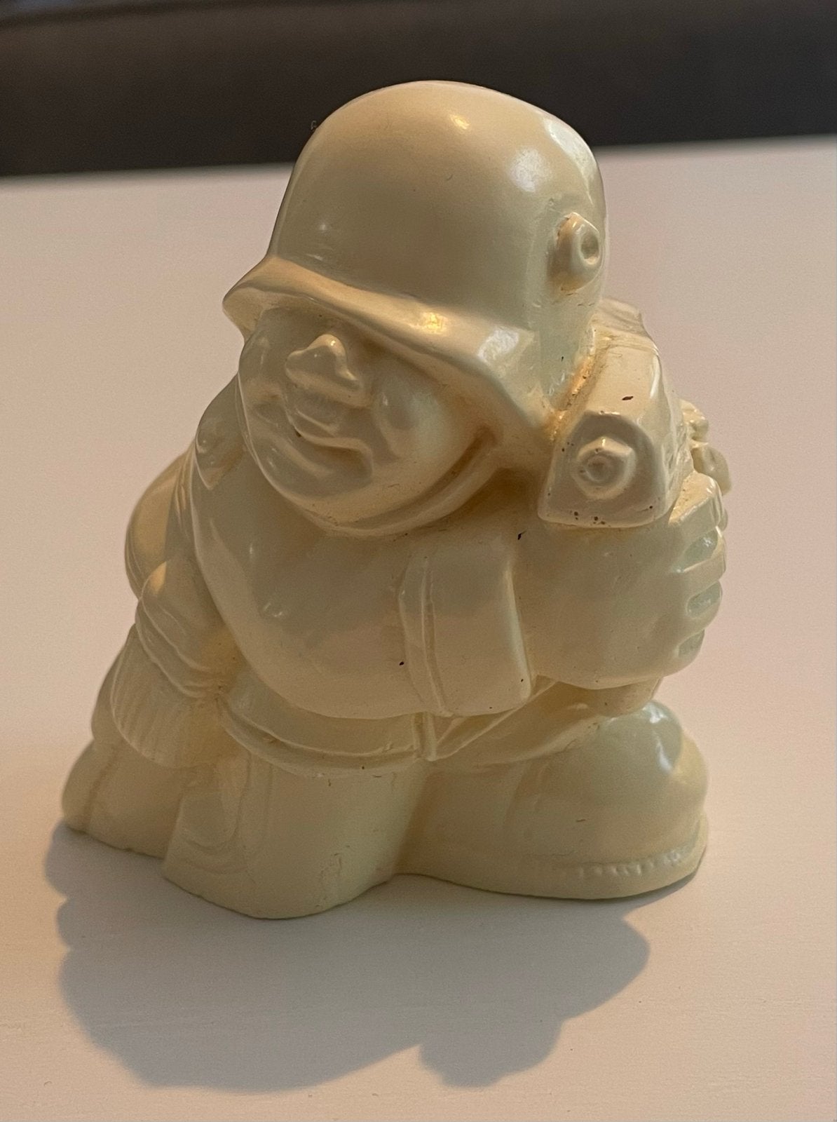 Zeldzaam Polystone Beeld “De Soldaat” BD Copyright Limited E, Ophalen of Verzenden, Landmacht, Overige gebieden, Miniatuur of Beeldje