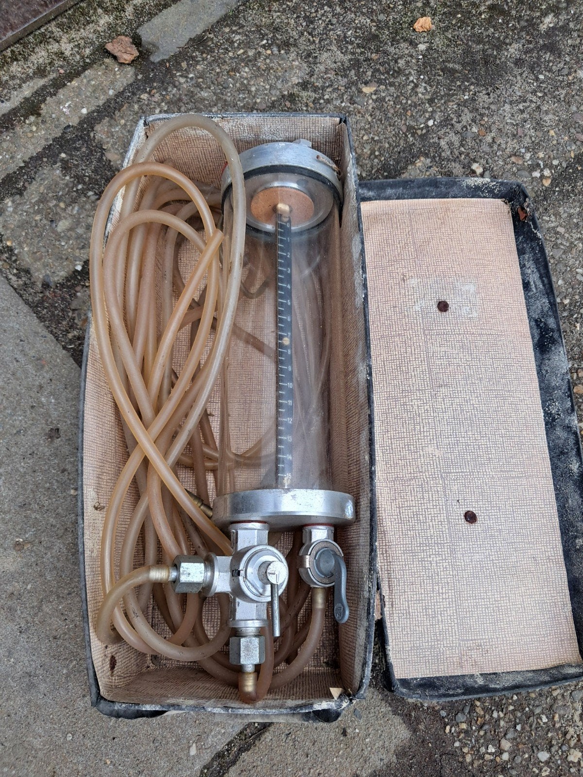 Oldtimer benzine verbruikmeter met beschrijving, Auto diversen, Autogereedschap, Ophalen, Zo goed als nieuw