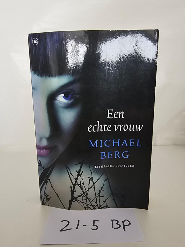 Een Echte Vrouw - Michael Berg (Literaire Thriller), Ophalen of Verzenden, Gelezen, Michael Berg, Nederland