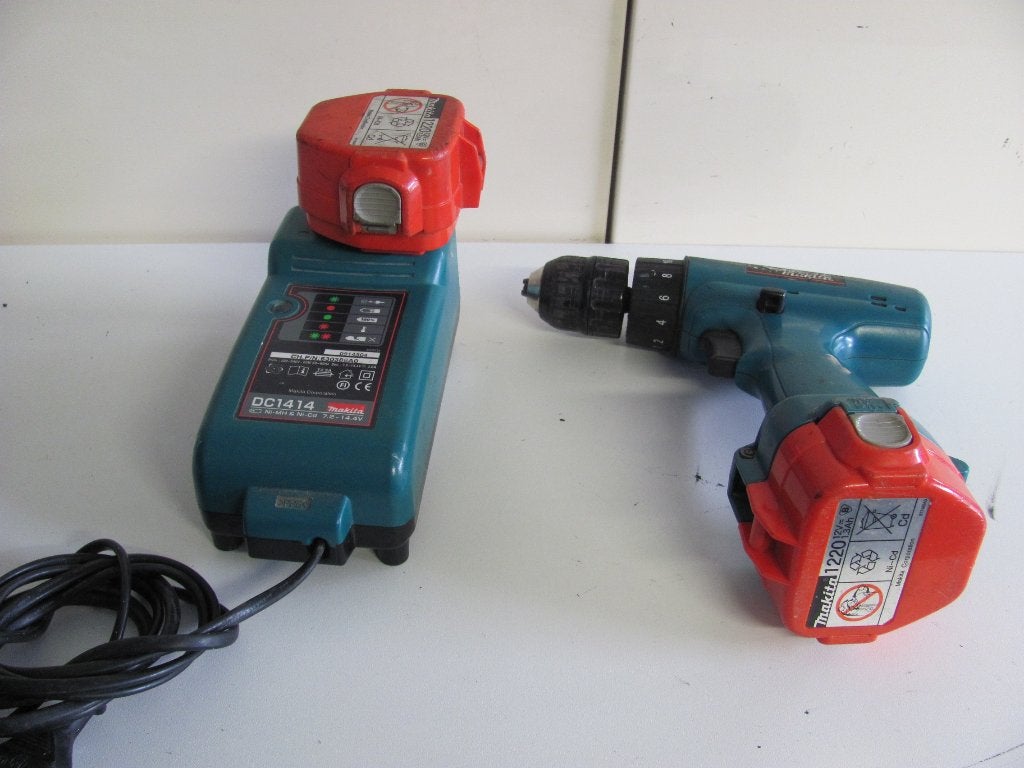 MAKITA schroefboormachine met lader en extra accu 12v 10mm, Doe-het-zelf en Verbouw, Gereedschap | Boormachines, Gebruikt, Variabele snelheid