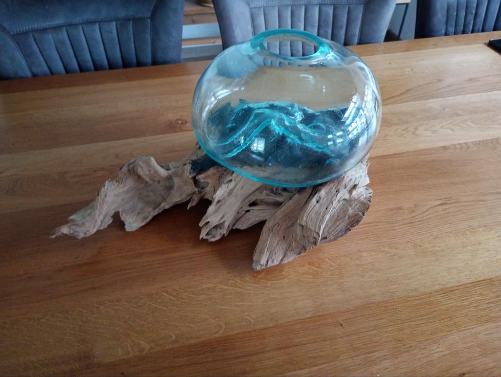 Glazen vaas op houten boomstronk, Ophalen