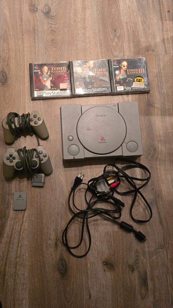 PlayStation 1 (PS1) Console Lot + 2 Controllers

+ Tomb Raid, Spelcomputers en Games, Spelcomputers | Sony PlayStation Consoles | Accessoires
