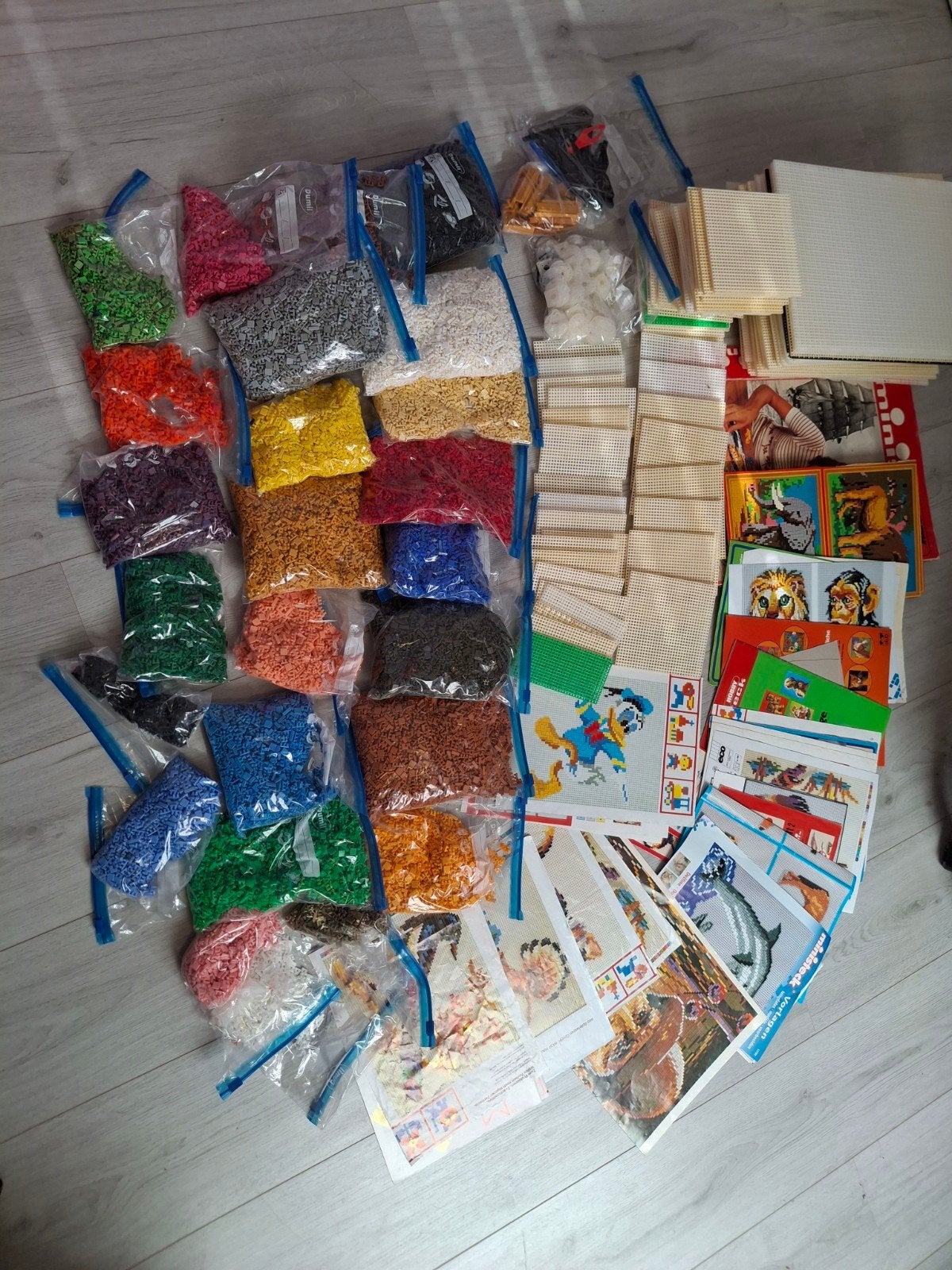Heel veel ministeck, platen en voorbeelden 2 volle tassen, Hobby en Vrije tijd, Ministeck, Ophalen of Verzenden, Losse ministeck of Strip
