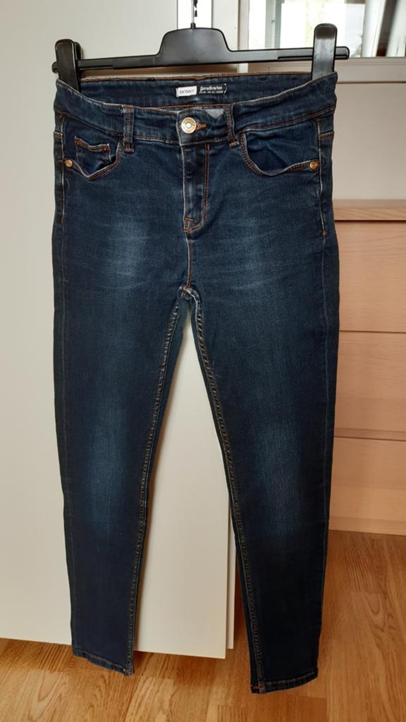 maat 36  Spijkerbroek van Stradivarius, Blauw, Ophalen of Verzenden, Zo goed als nieuw, W28 - W29 (confectie 36)