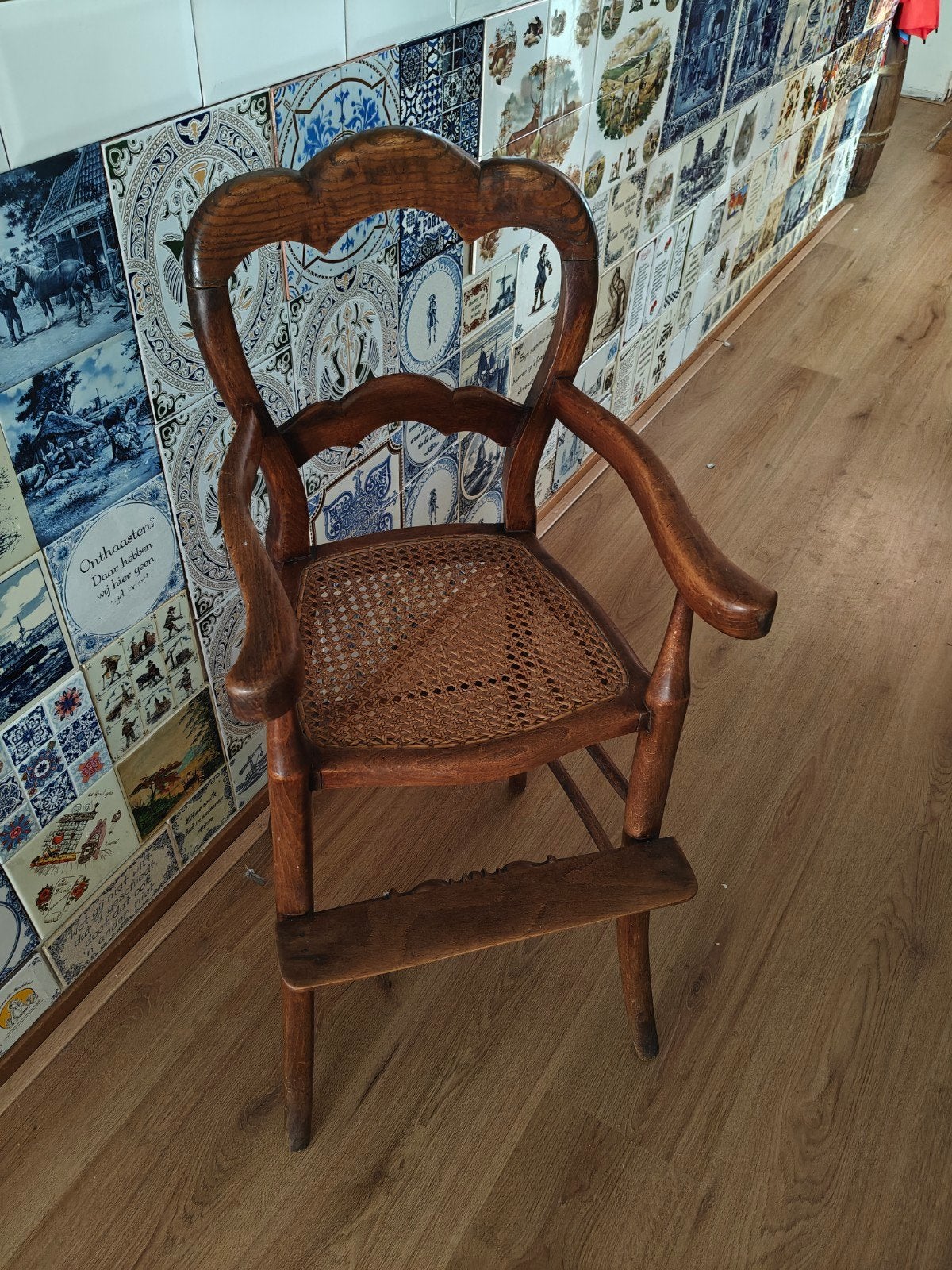 Antiek houten kinderstoeltje met rieten zitting, Ophalen of Verzenden