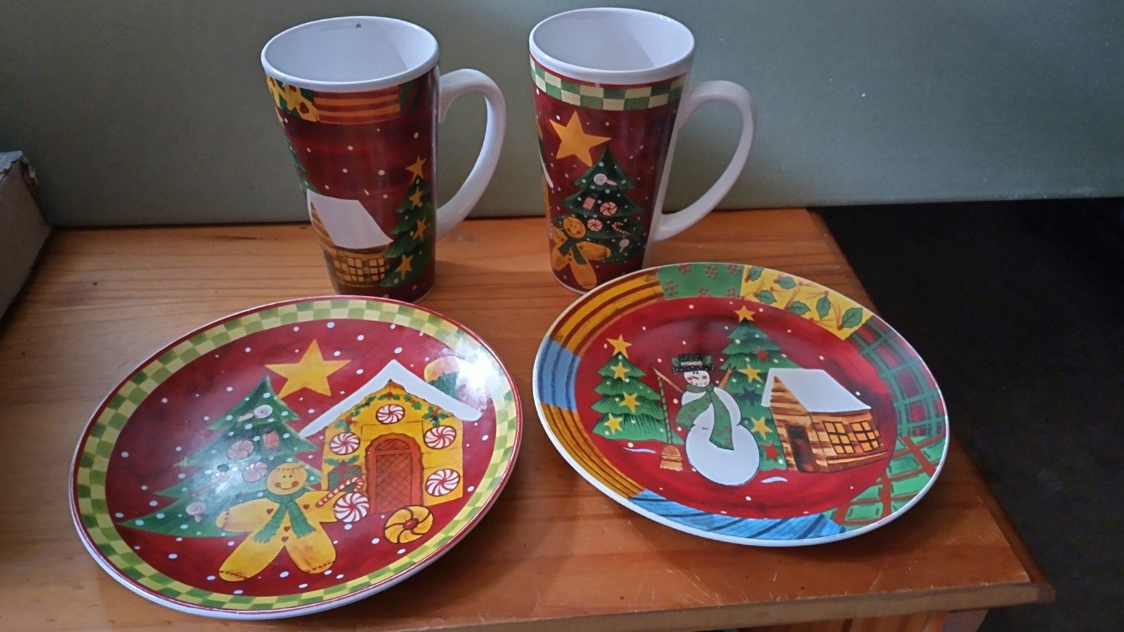 Kerst servies: 2 mokken en 2 borden met kerstfiguren, Ophalen, Gebruikt, Keramiek, Overige stijlen