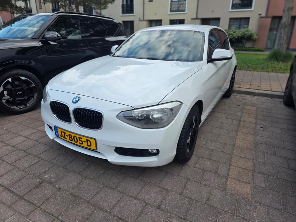 BMW 1-Serie 116i 136PK 5D Aut. 2013 Wit, Auto's, BMW, 4 cilinders, Leder en Stof, Wit, 1200 kg