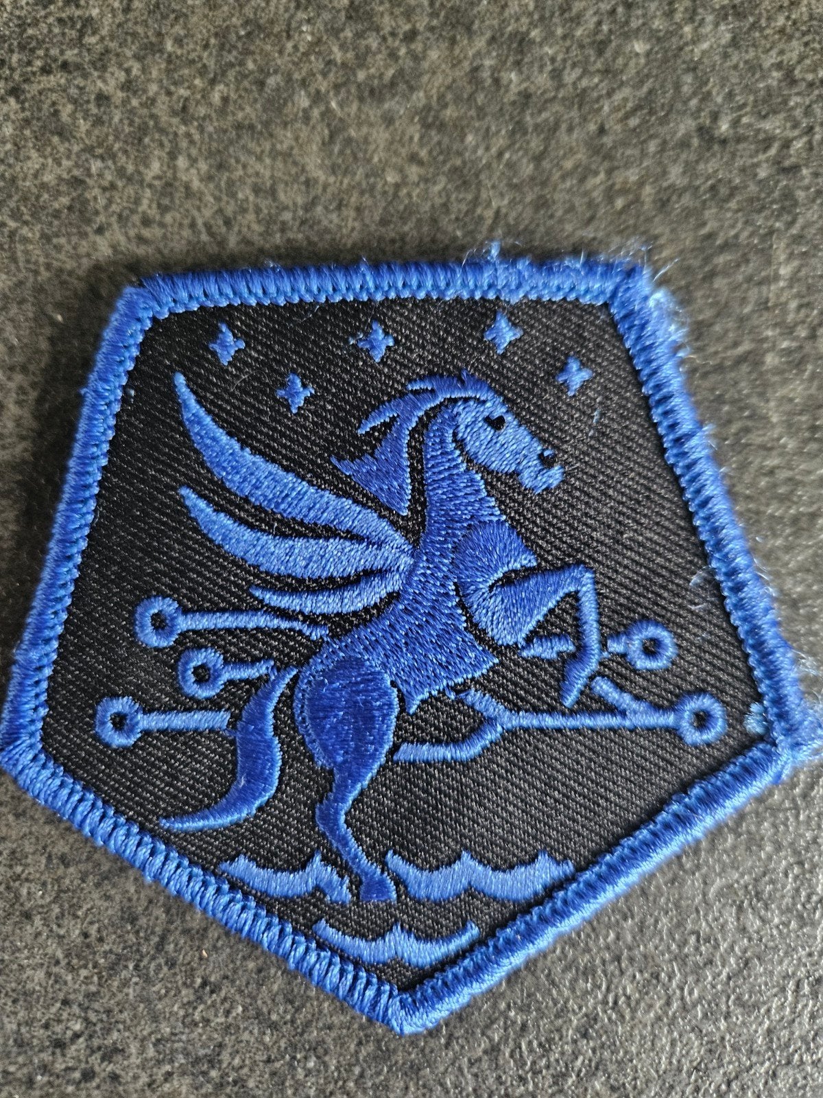 Blauwe badge NLD JFC, Verzamelen, Verzenden, Landmacht, Nederland, Overige typen
