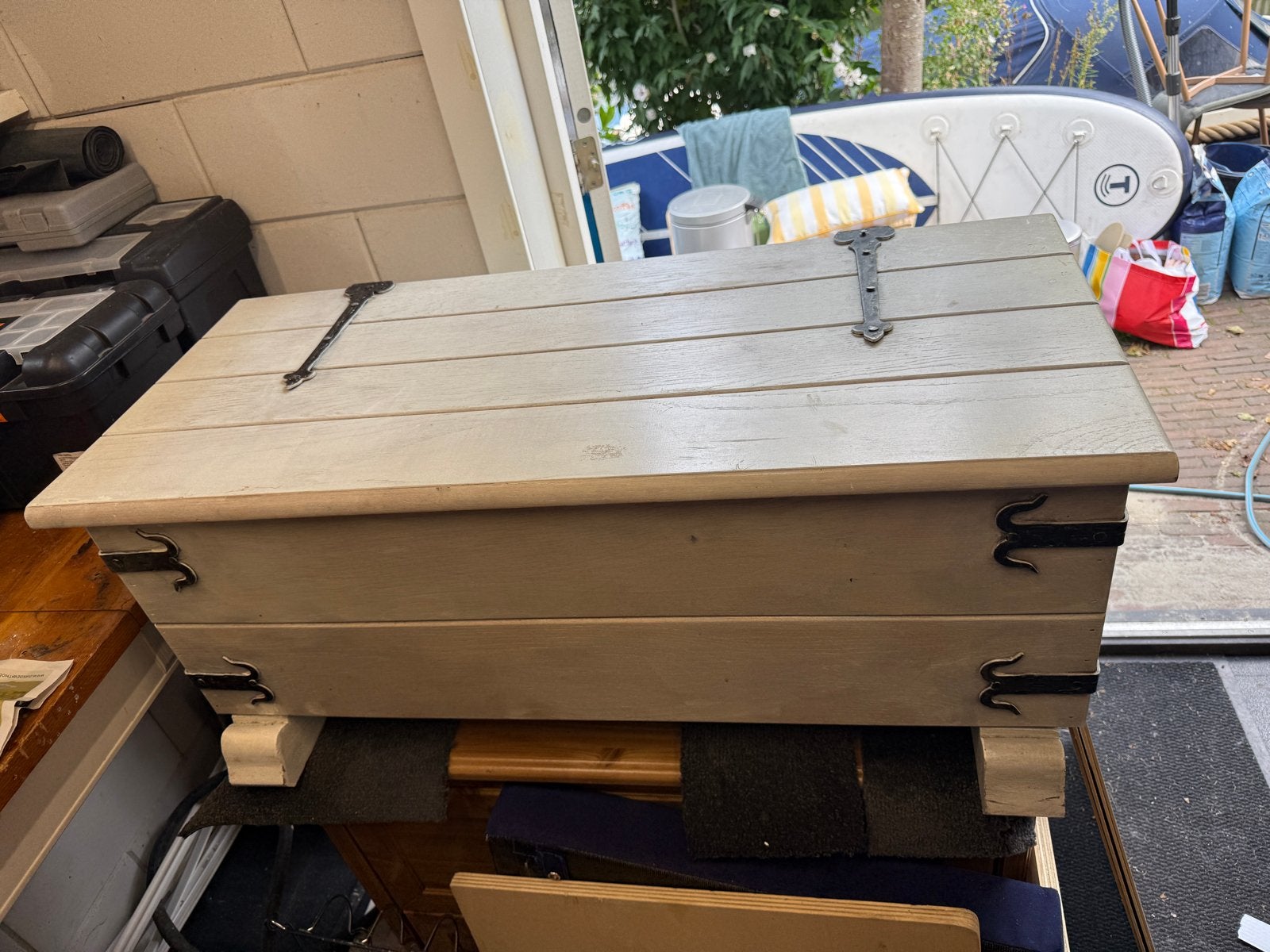 Houten opbergkist met smeedijzeren sierbeslag, Ophalen, Minder dan 50 cm, Gebruikt, 50 tot 100 cm
