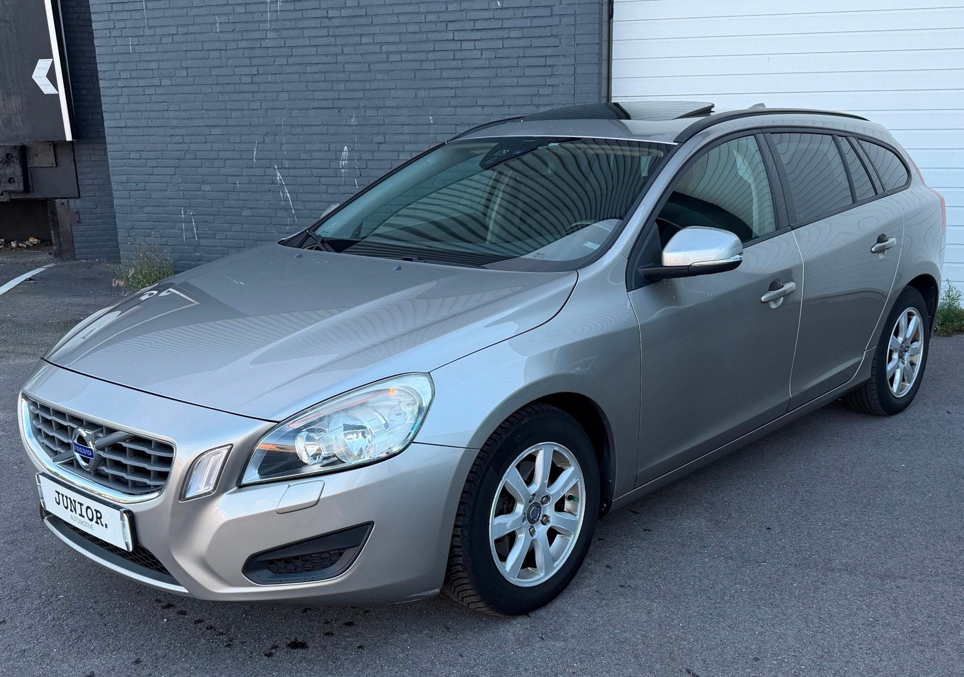 Volvo V60 1.6 T3 Kinetic PANORAMADAK/DEALERONDERHOUDEN/NAVI/, Auto's, Voorwielaandrijving, Gebruikt, Zwart, 4 cilinders