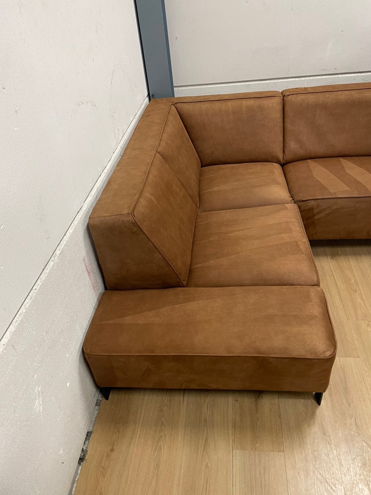 Foto 2 van Mooie luxe suede cognac bruine hoekbank - GEREINIGD!!!