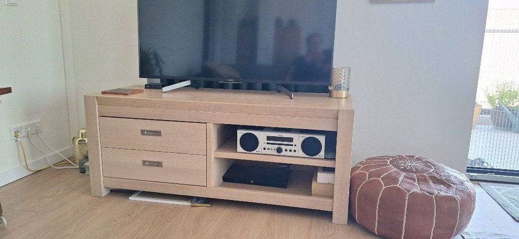TV meubel massief witgebeitst eikenhout, Ophalen, 100 tot 150 cm, Eikenhout, Zo goed als nieuw