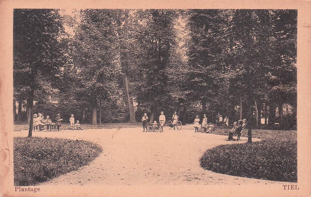 Tiel - De Plantage met fietsers e.d. (1925), Ophalen of Verzenden, 1920 tot 1940, Gelopen, Gelderland