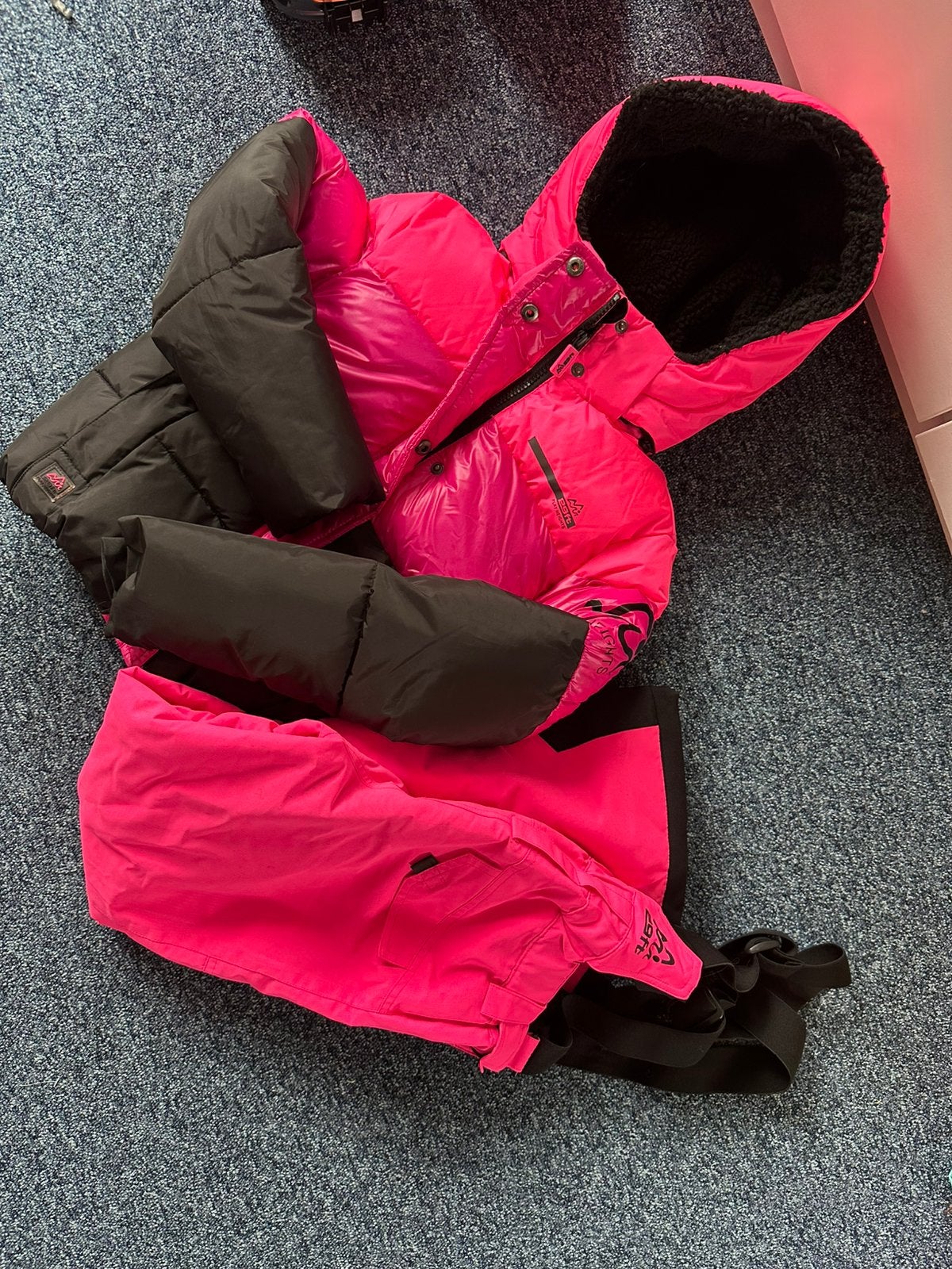 Neon roze skipak maat 140 ski jas en broek, Ophalen, Zo goed als nieuw, Pak