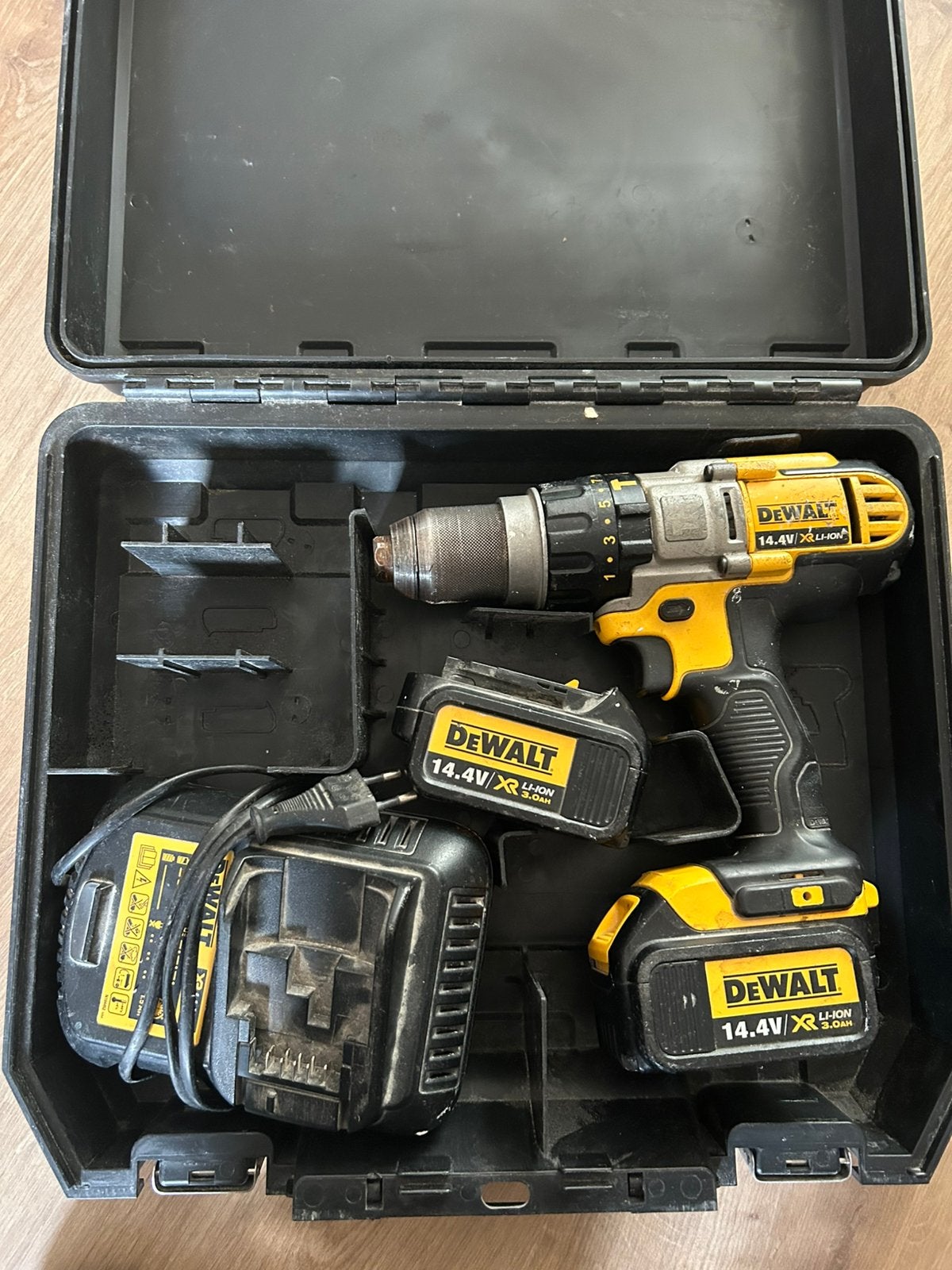 DeWalt 14.4V Klop Boor en Schroefmachine met 2 Accu en Lader, Gebruikt, Variabele snelheid, Ophalen of Verzenden, Boor- en Schroefmachine