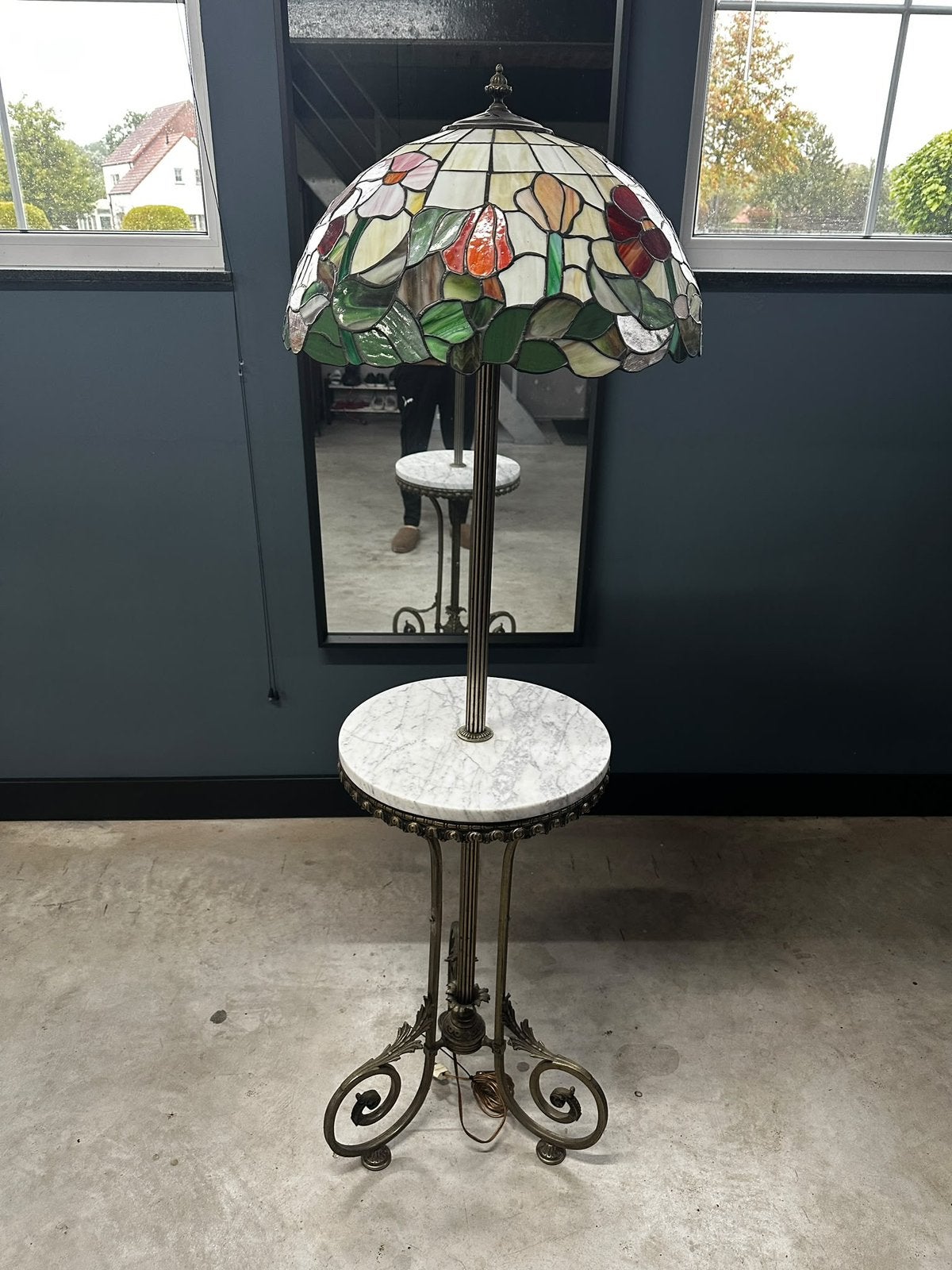 Prachtige Tiffanystijl lamp met marmeren bijzettafel – brons, Ophalen