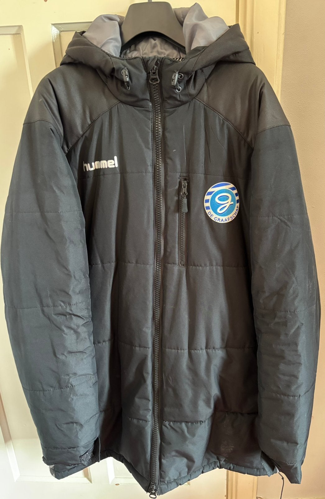 Hummel trainings-/coach winterjas met logo de Graafschap, Ophalen of Verzenden, Zo goed als nieuw, Maat 56/58 (XL), Blauw