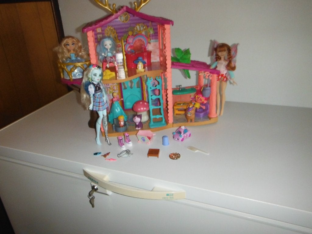 Foto 6 van poppenhuis met barbiepoppen