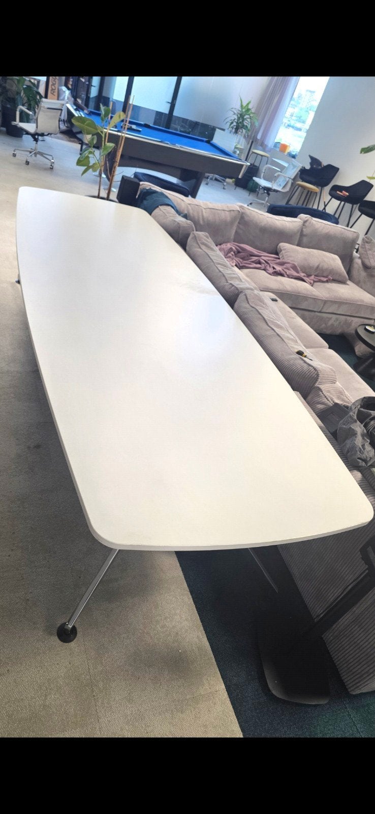 Grote witte kantoortafel met 4 witte kantoorstoelen, Huis en Inrichting, Ophalen of Verzenden, Gebruikt, Wit
