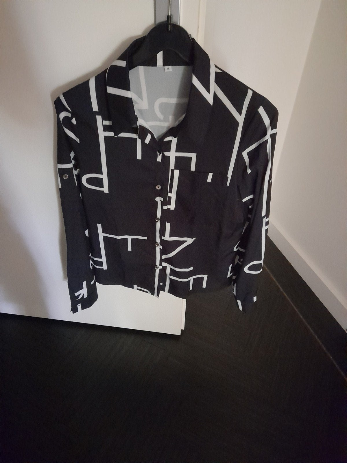 Mooie blouse met abstracte print - Maat M, Kleding | Dames, Ophalen of Verzenden, Nieuw, Maat 38/40 (M), Zwart