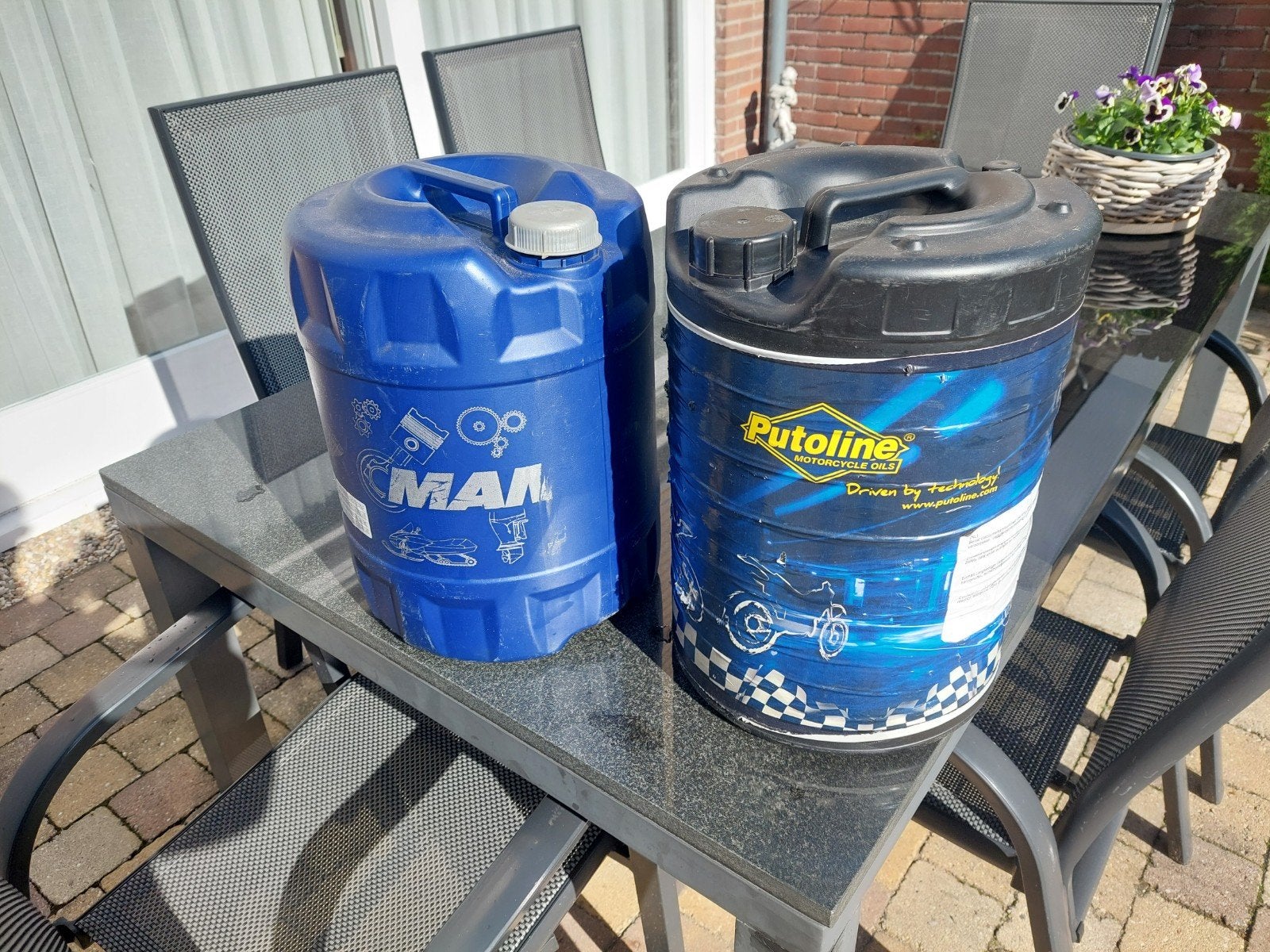 benzinekannen, Ophalen