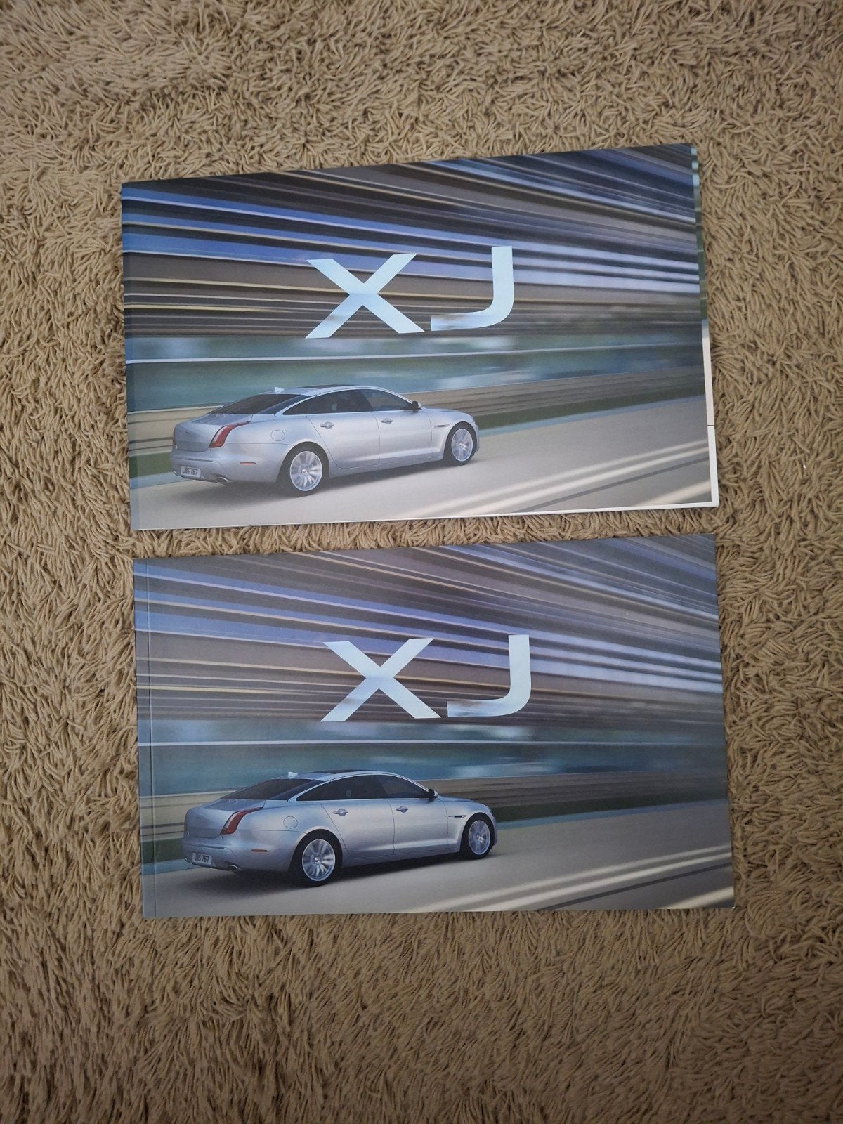 2x autofolder Jaguar XJ, Verzenden, Gelezen, Overige merken