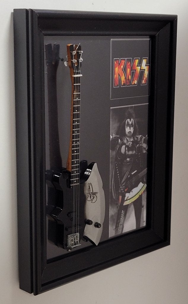 Gene Simmons KISS miniatuur gitaar op lijst wanddeco deco, Info@deconoord.nl, Deco Noord, Nieuw, Ophalen of Verzenden