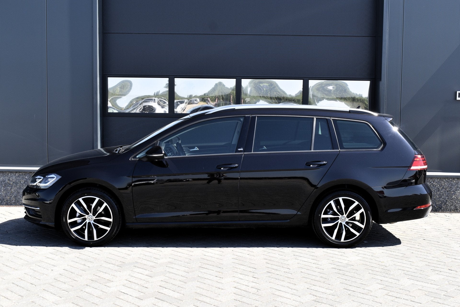 Volkswagen Golf Variant 1.5 TSI Highline Sound Carplay - Cru, Stof, 4 cilinders, 150 pk, Zwart
